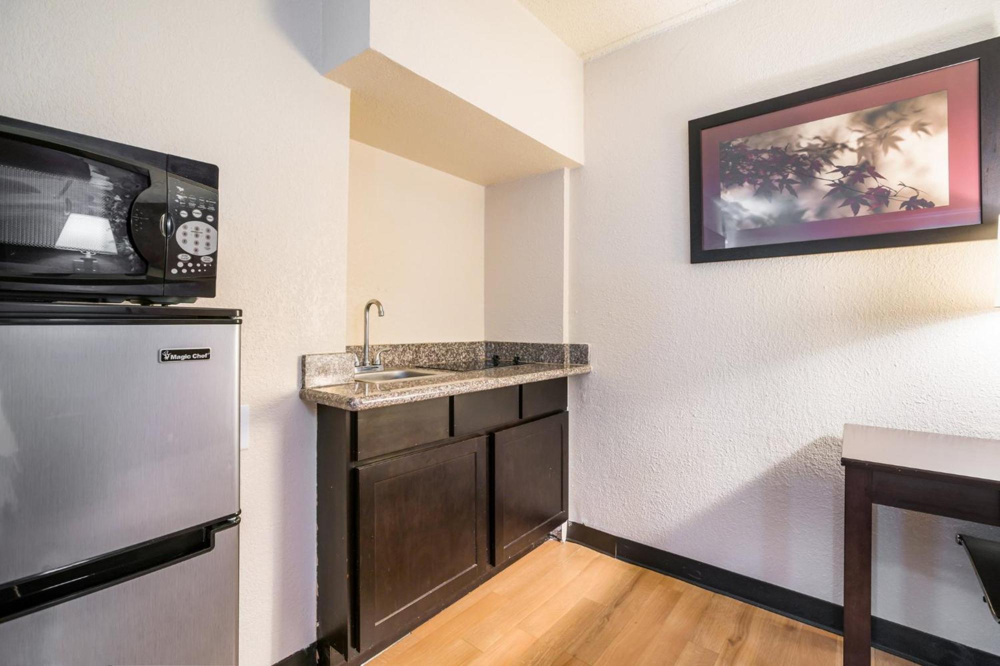 Red Roof Inn North Dallas - Park Central מראה חיצוני תמונה
