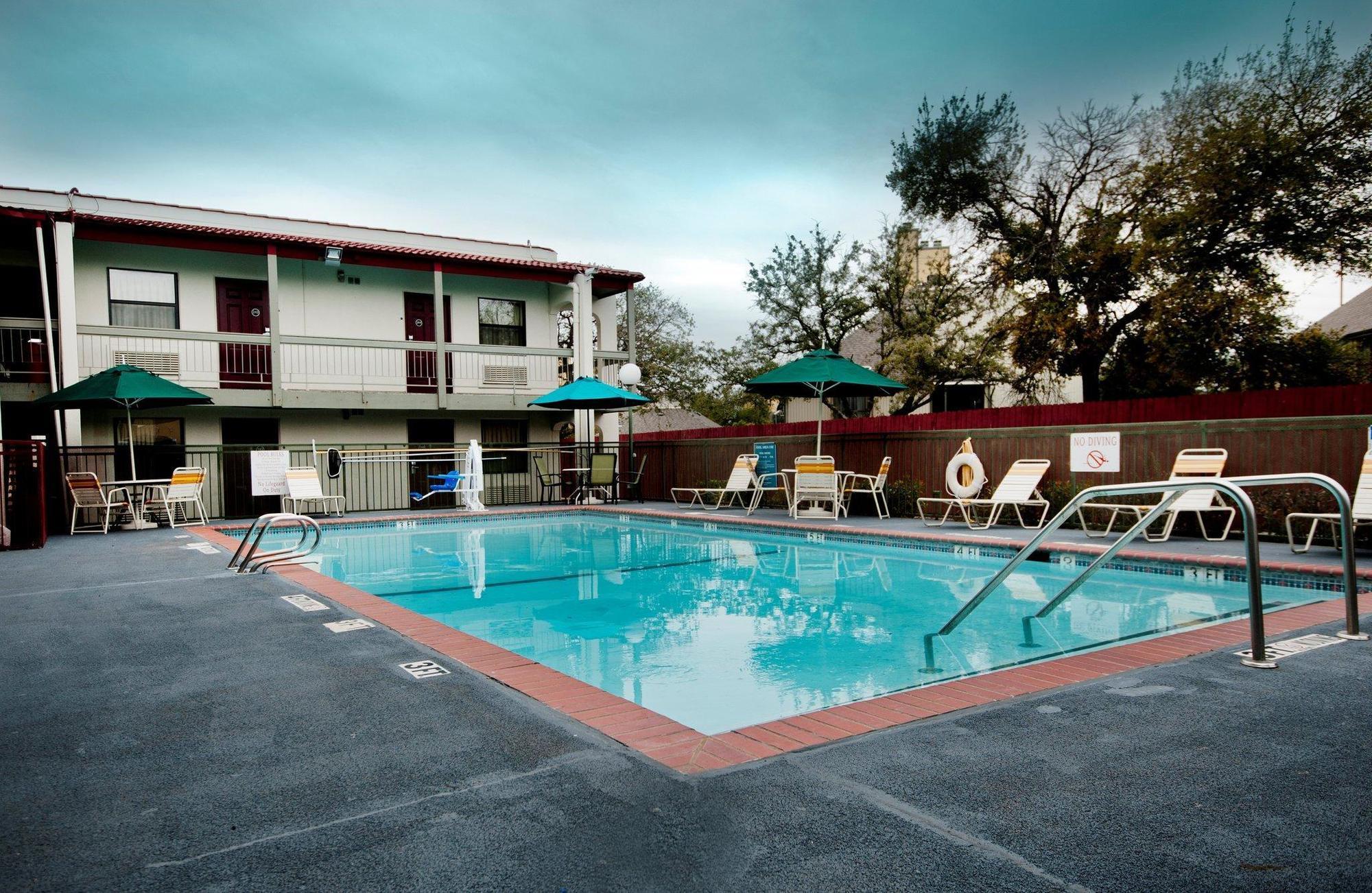 Red Roof Inn North Dallas - Park Central מראה חיצוני תמונה