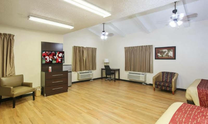 Red Roof Inn North Dallas - Park Central מראה חיצוני תמונה